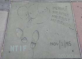 ジムキャリーの手形・足形・サインの写真・画像参考　MERRILY　MERRILY　MERRILY…